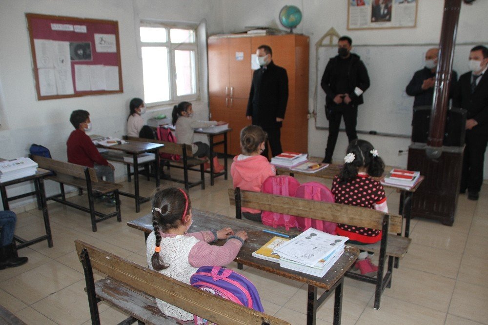 Kaymakam Demirer’den Yüz Yüze Eğitime Başlayan Öğrencilere Ziyaret