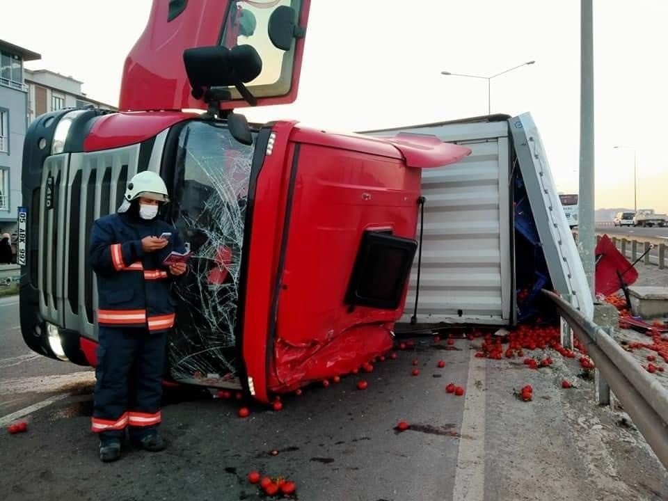 Sebze Yüklü Tır Devrildi: 1 Yaralı