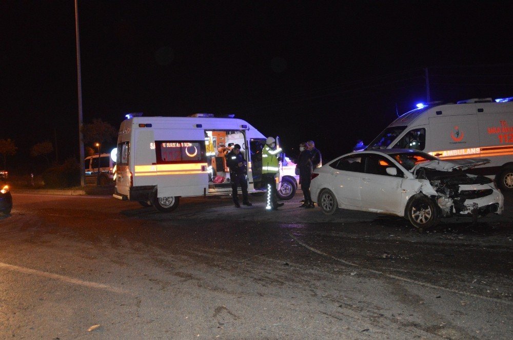 Sakarya’da Otomobil İle Cipin Çarpışması Neticesinde 2 Kişi Yaralandı