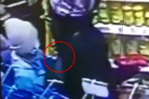 Şişli’deki Yaşı Küçük Hırsız Kamerada