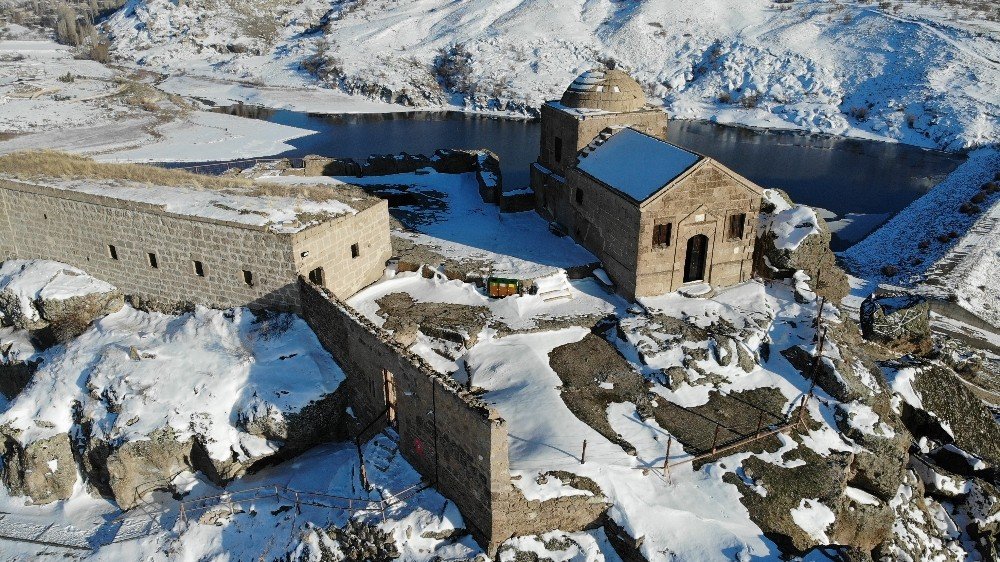 Dik Kayalar Üzerine İnşa Edilen Yüksek Kilise Görüntüsüyle Büyülüyor