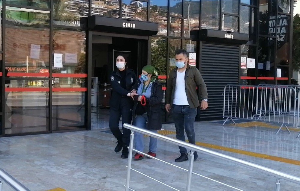 Aranırken Polise Yakalanıp, Bir De Sahte Kimlik Gösterdi