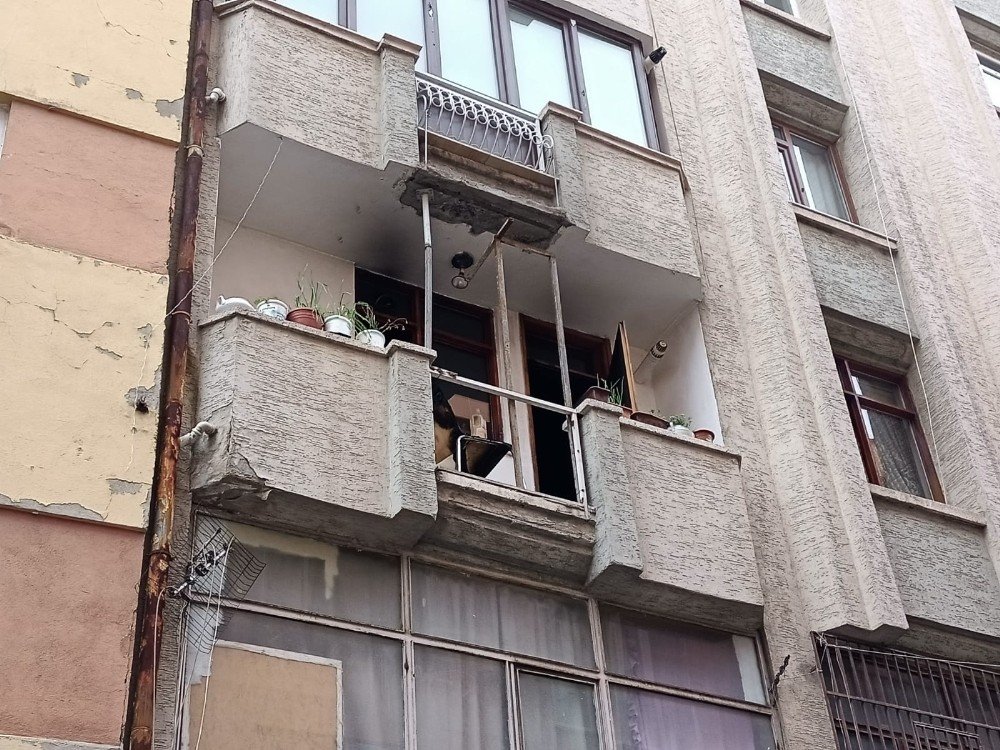 Balıkesir’de Mutfakta Çıkan Yangın Paniğe Neden Oldu