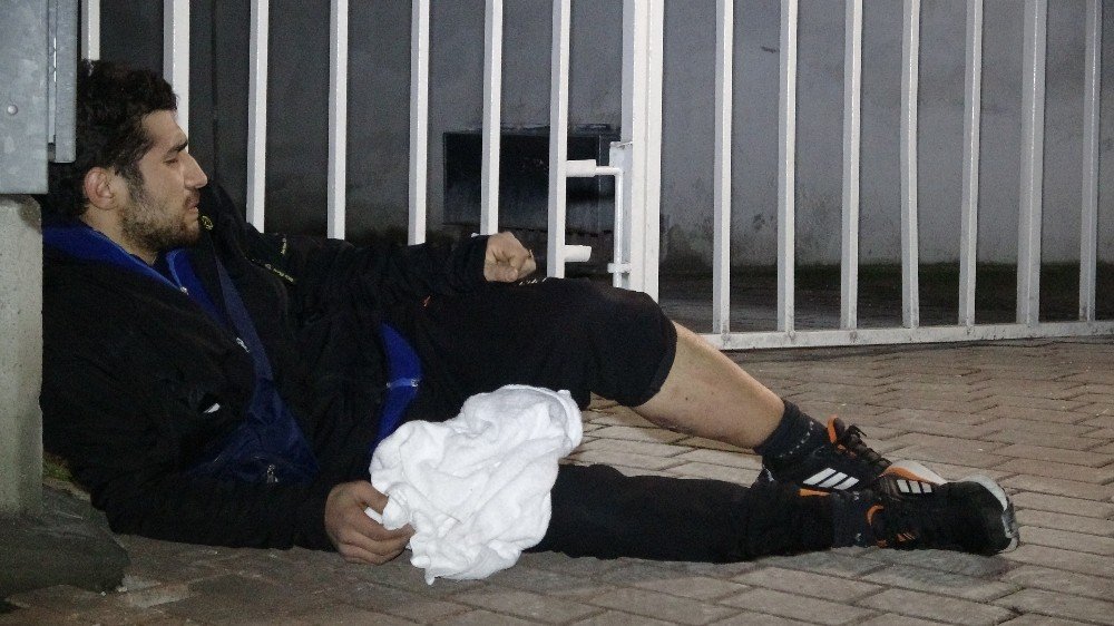 Genç Kadın, Gürültü Yapan Komşusunu Bıçakladı