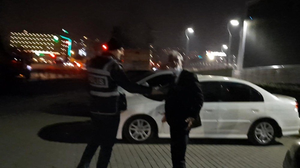 Alkollü Sürücü Aracını Bağlatmamak İçin Kaputa Oturup Polislere Direndi