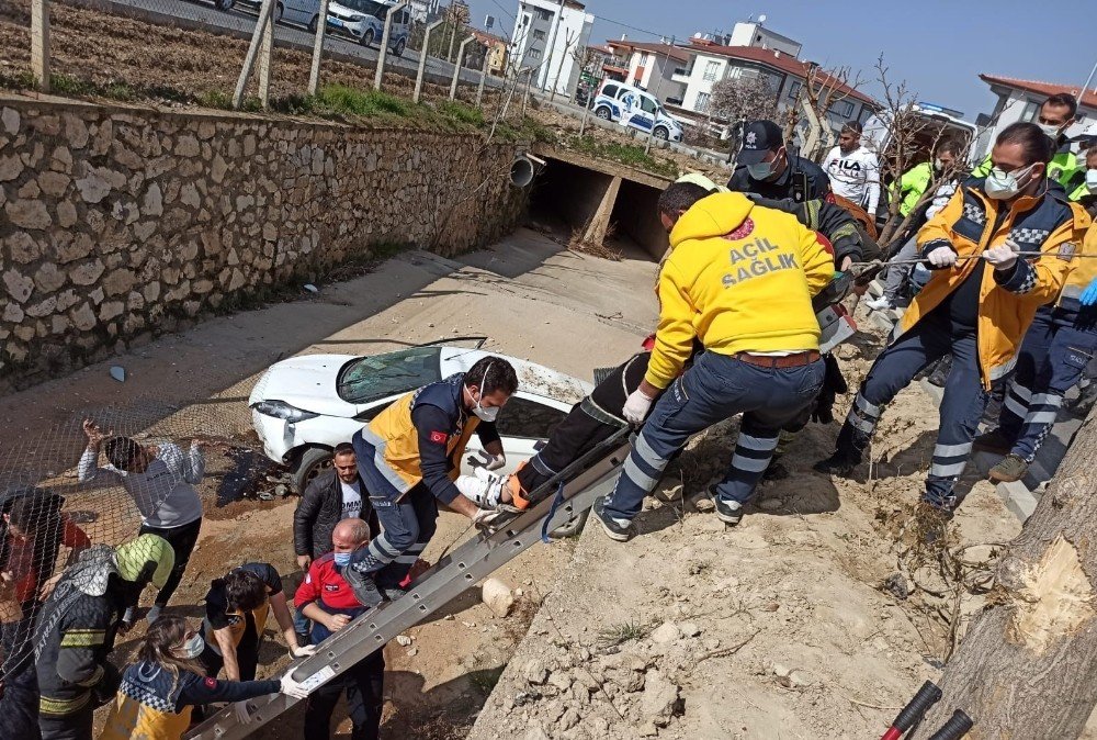 Direksiyon Hakimiyetini Kaybeden Sürücü Kanala Düştü