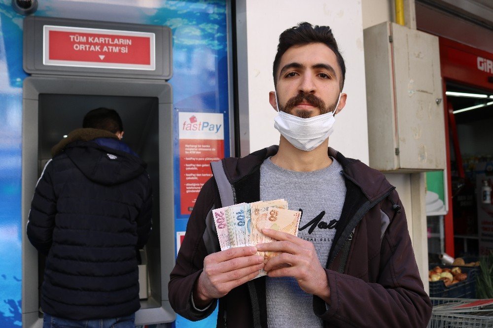 İ̇şsiz Genç Atm’de Bulduğu Parayı Banka Yetkililerine Teslim Etti