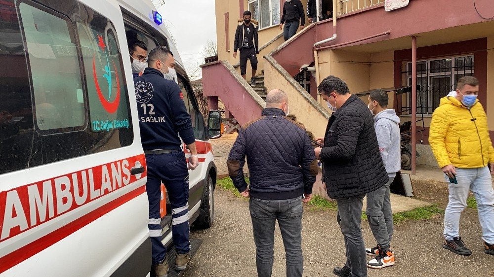 Kavgada Bıçaklandı, Yaralı Halde 1 Kilometre Uzaklıktaki Evine Gitti