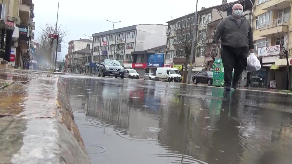 Düzce’de Sağanak Yağış Etkili Oluyor