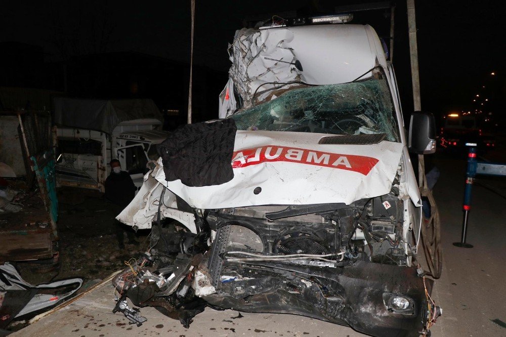 Feci Kazada Ambulans Hurdaya Döndü