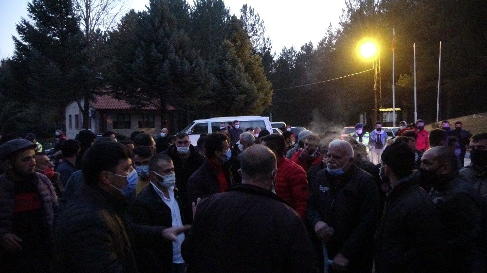 Taciz İddiasını Duyan Köylüler Toplandı, Kalabalığı Jandarma Dağıttı