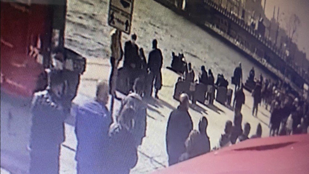 İ̇stanbul’da Genç Kıza Dehşeti Yaşatan Kapkaççıya Meydan Dayağı