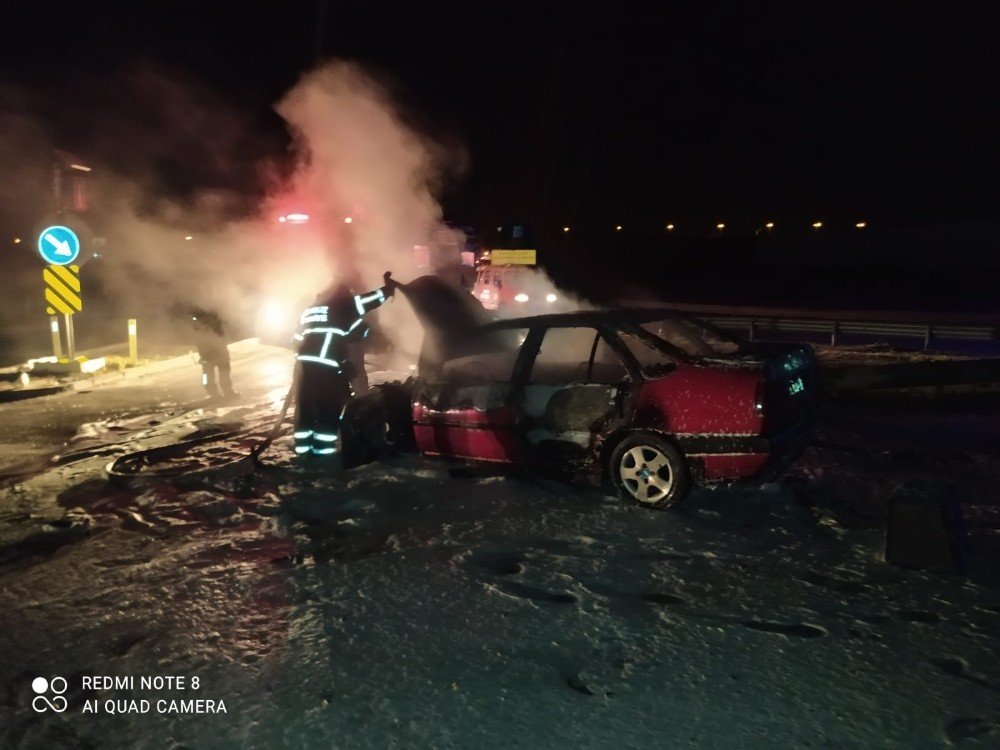Kırklareli’nde Tıra Çarpan Otomobil Alev Topuna Döndü