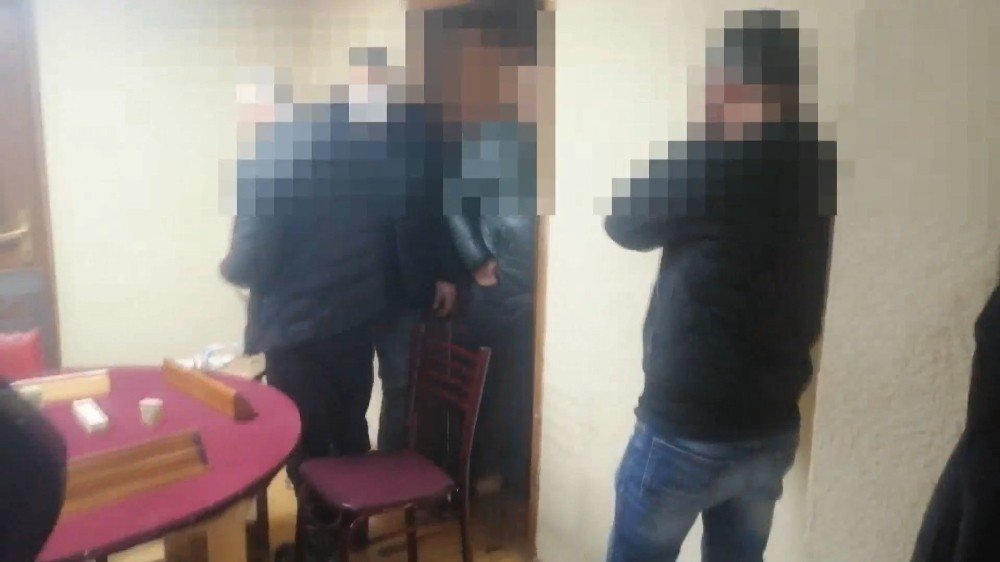 Sokağa Çıkma Kısıtlamasında 19 Kişi Kumar Oynarken Yakalandı
