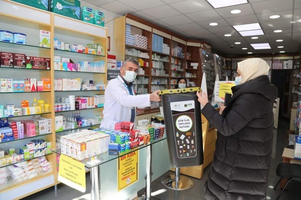 Niğde Belediyesi Eczanelere Atık İ̇laç Toplama Kutusu Dağıttı