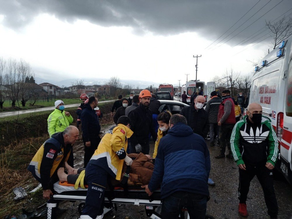 Sakarya’da Kazada Ortalık Savaş Alanına Döndü: 2’si Çocuk 6 Yaralı