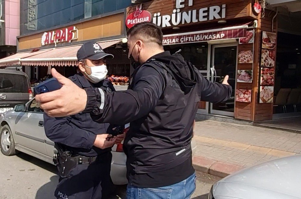 Kısıtlamaya Uymadı, Ceza Yazılınca Polisin Üzerine Yürüyerek Bağırdı