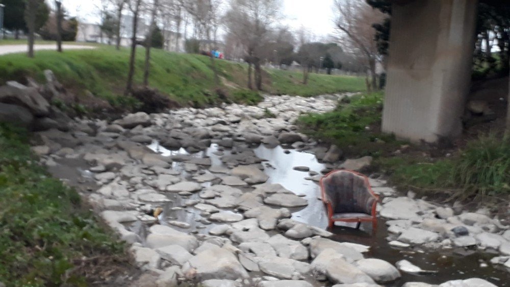 Koltuğun Dereye Atıldığını Gören Sporcular İsyan Etti
