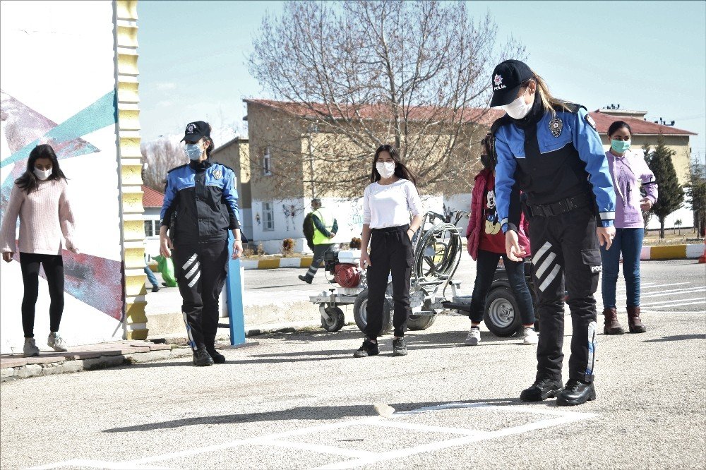 Van Polisi Öğrencilerle Seksek Oynadı