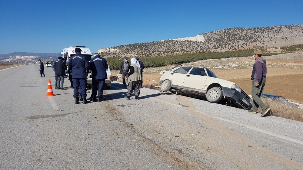 Ehliyetsiz Sürücü Önünde Seyreden Otomobile Çarptı: 4 Yaralı