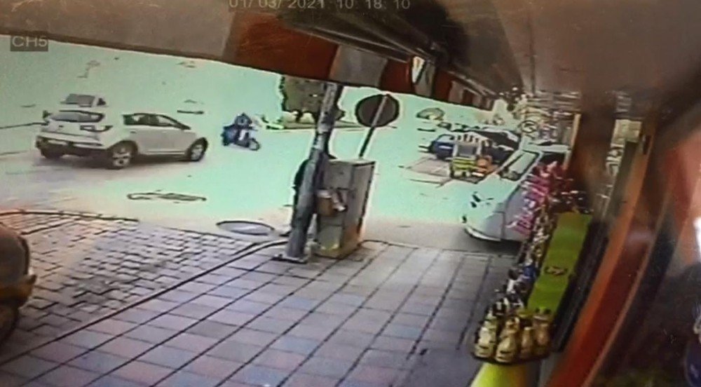 Otomobil İle Elektrik Bisiklet Böyle Çarpıştı; 1 Yaralı