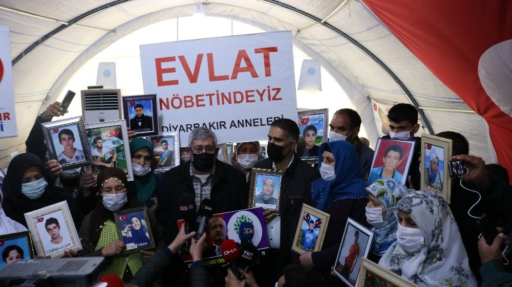 Chp Lideri Kılıçdaroğlu Gelmedi, Kardeşi Celal Kılıçdaroğlu Evlat Nöbetindeki Aileleri Ziyaret Etti