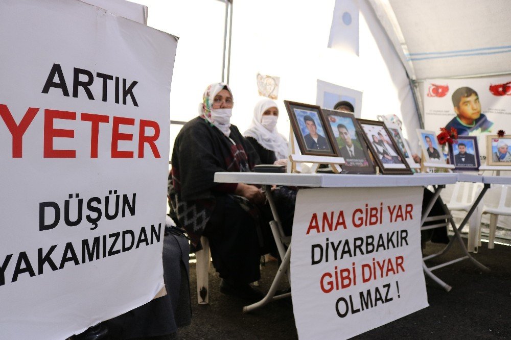 Kısıtlama Sona Erdi, Evlat Nöbetindeki Aileler Hdp Önündeki Çadırda Yerlerini Aldı