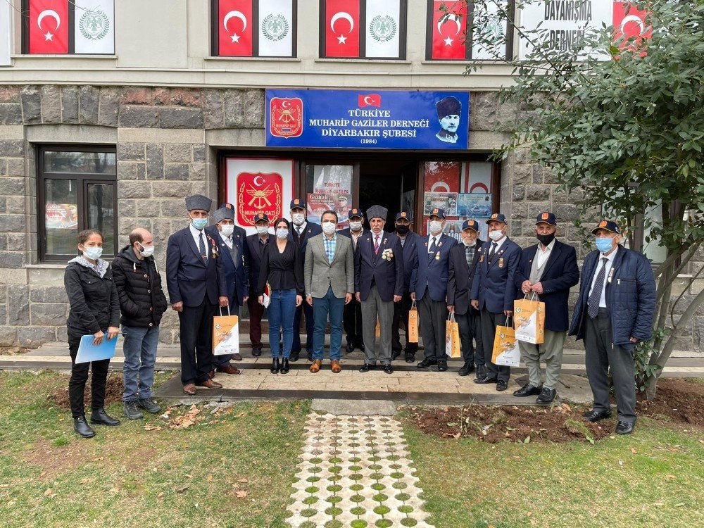 Diyarbakır Büyükşehir Belediyesi Yaşlılara Hijyen Malzemesi Dağıttı