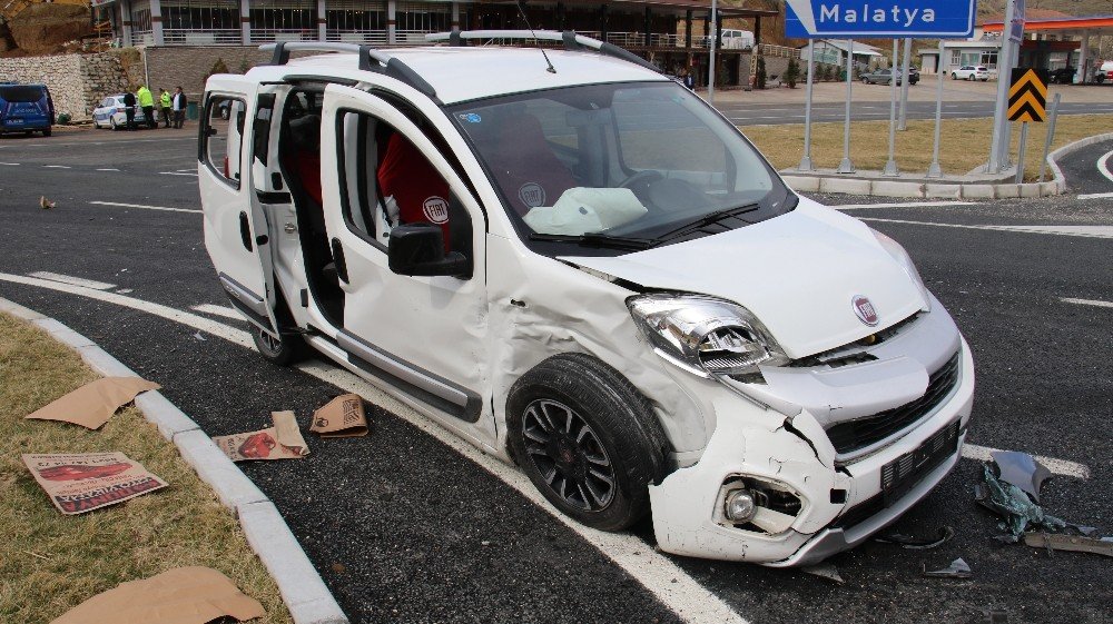 Kaza Anı Kamerada, Otomobil İle Hafif Ticari Araç Çarpıştı: 6 Yaralı