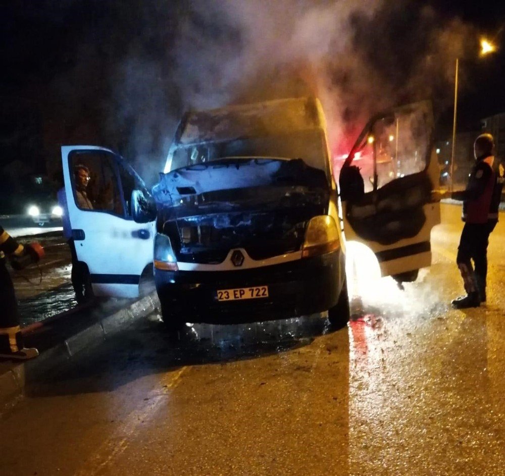 Elazığ’da Seyir Halindeki Minibüs Yandı