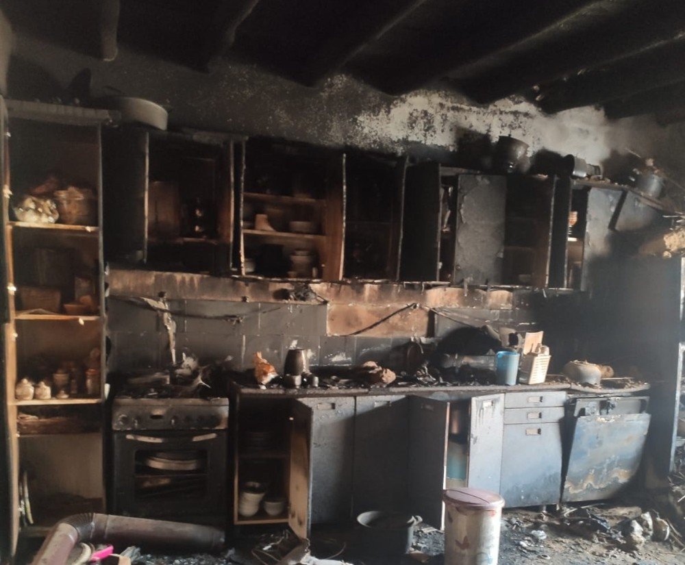 Hakkari’de 7 Nüfuslu Ailenin Evi Yangında Kül Oldu