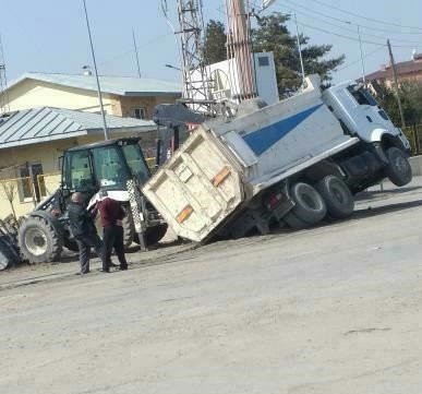 Toprağa Saplanan Kamyon Yan Yattı