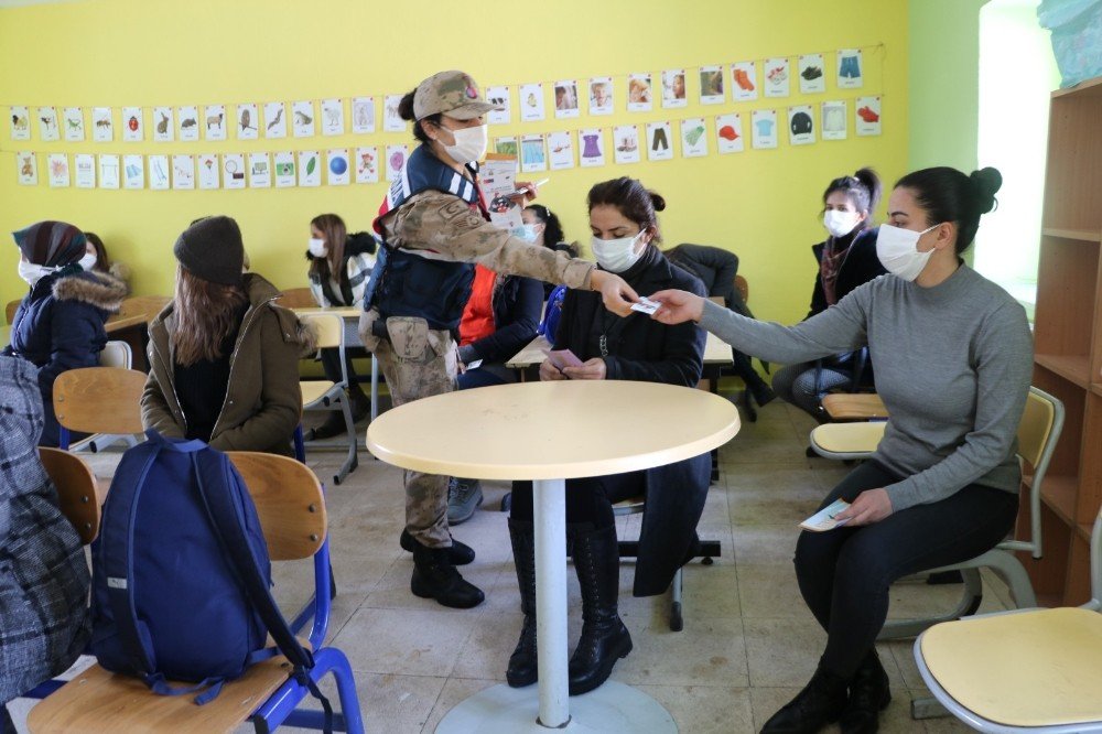 Jandarma’dan Erken Yaşta Zorla Evlilik Bilgilendirmesi