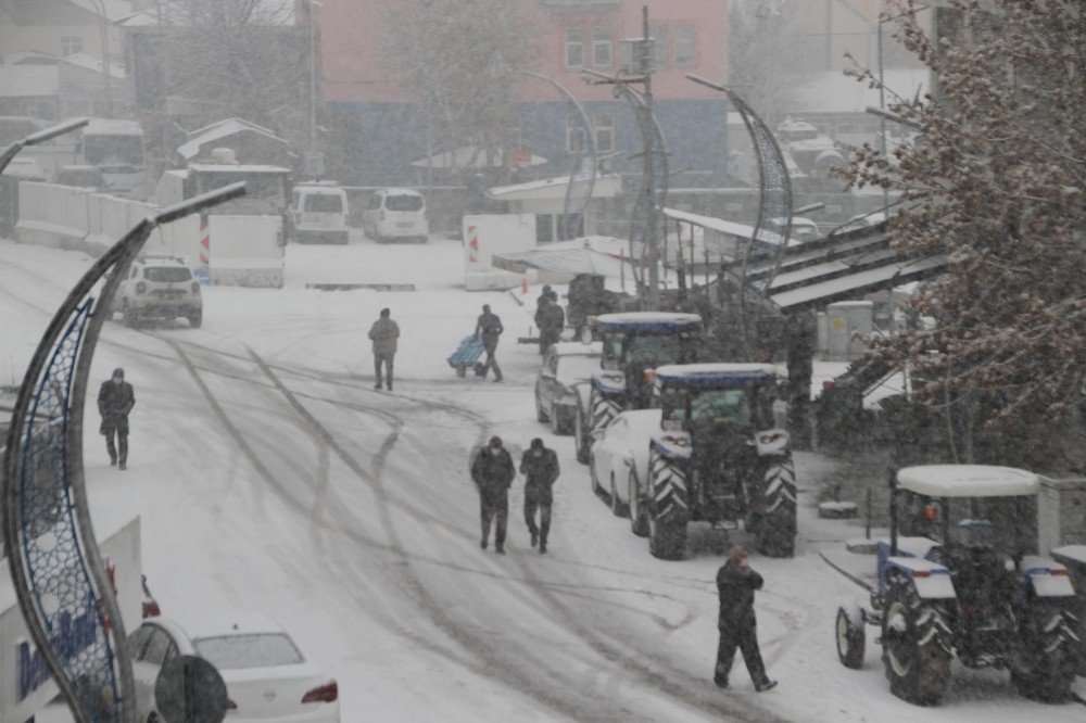 Malazgirt’te Baharın İlk Gününde Lapa Lapa Kar Yağışı