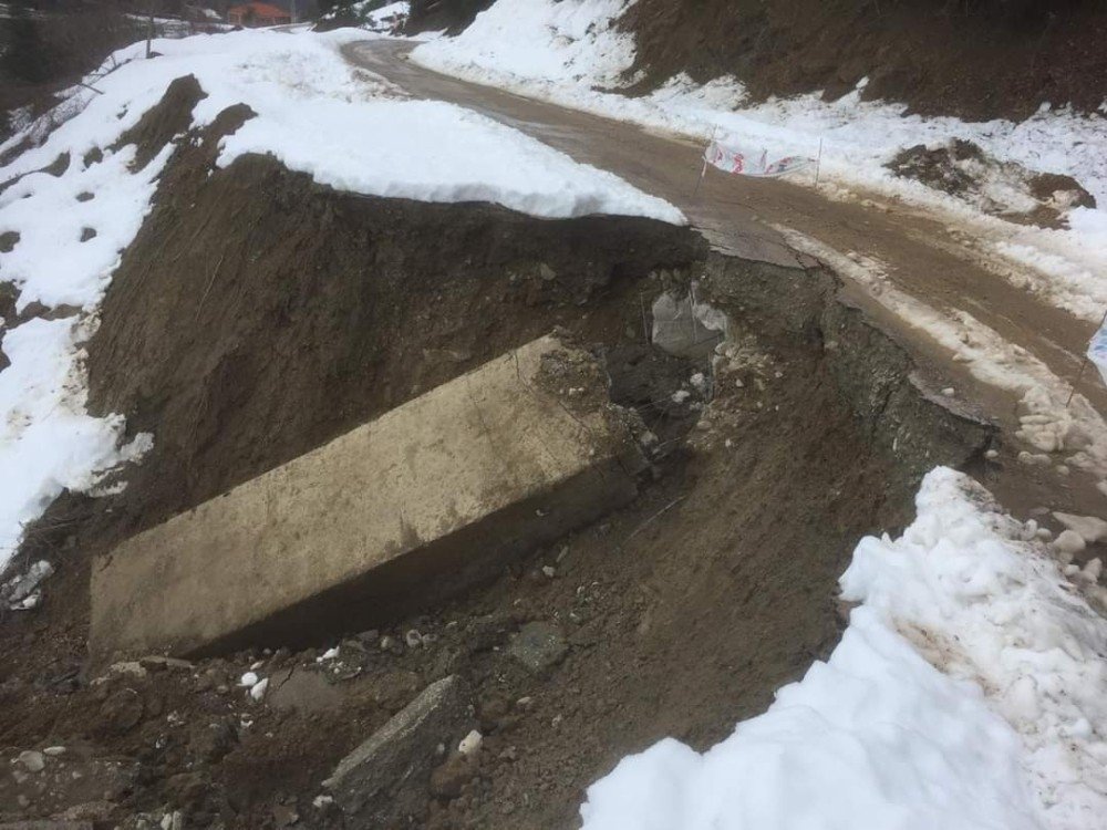 Türkeli’de Köy Yolunda Heyelan