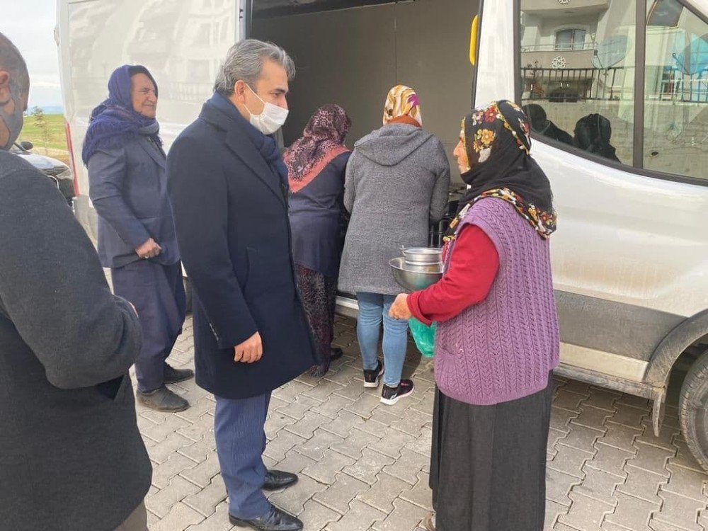 Besni Belediyesi İhtiyaç Sahiplerine Yemek Dağıtıyor