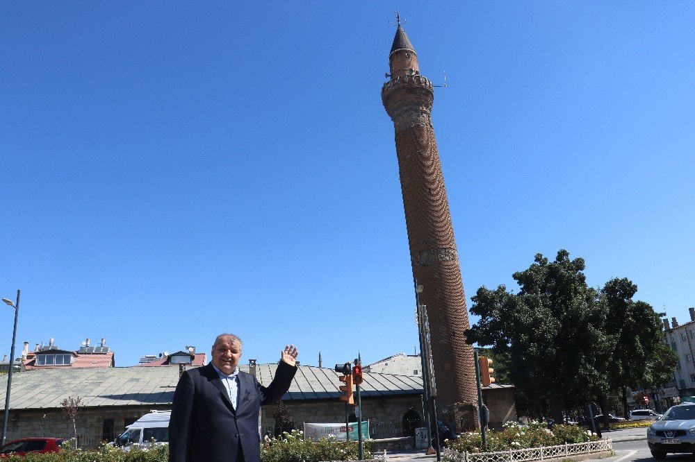 117 Santimetrelik Eğimiyle Pisa Kulesiyle Yarışıyordu 13 Metrelik Temeli Olduğu Ortaya Çıktı