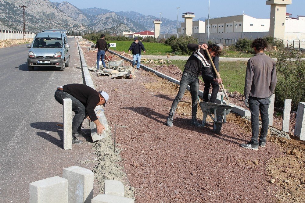 Döşemealtı Kırgöz Yoluna Kaldırım Çalışması
