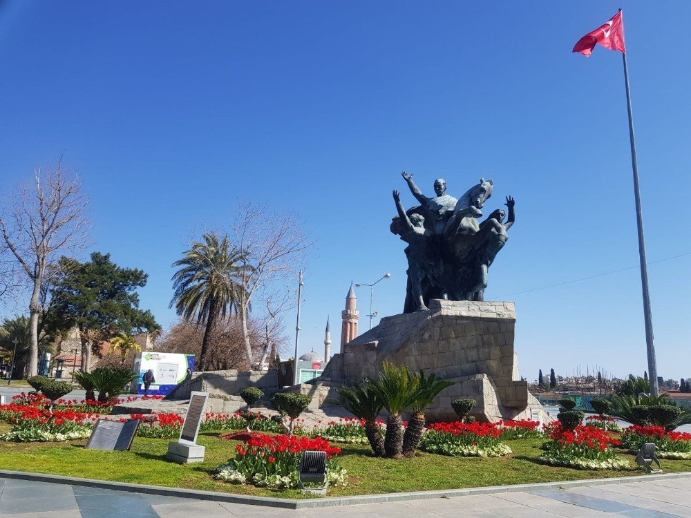 Antalya’da Açan 161 Bin Lale Ve Sümbül Görenleri Hayran Bırakıyor