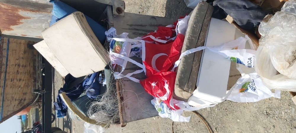 Çöpte Bulunan Türk Bayrakları Tepki Çekti
