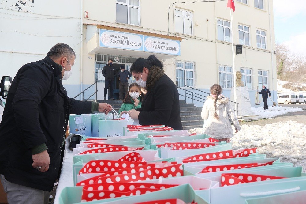 Atakum’dan Yüzlerce Minik Öğrenciye Sürpriz Hediye