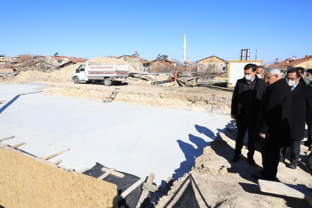 Battalgazi’de Yarı Olimpik Kapalı Yüzme Havuzu İçin İlk Kazma Vuruldu