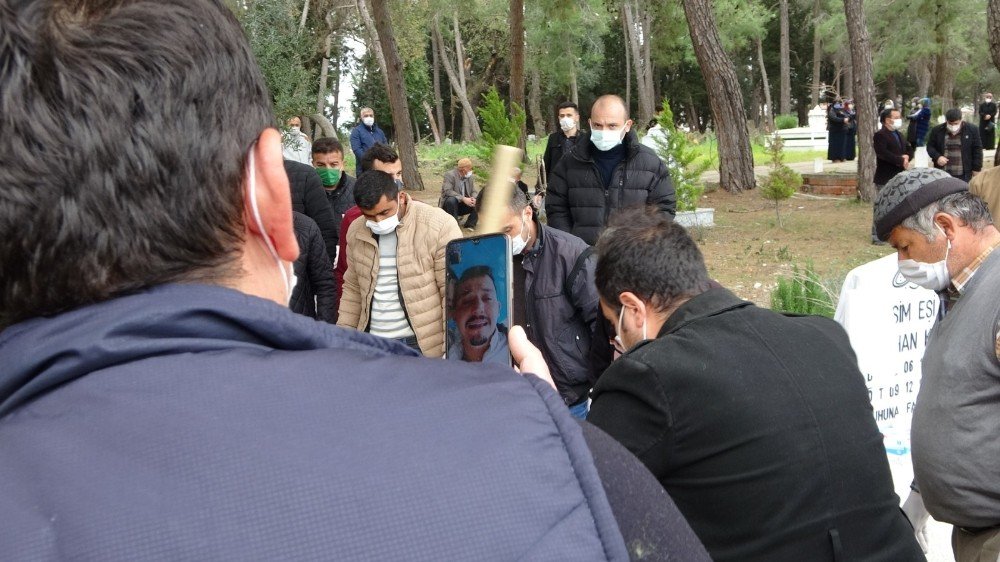 Şizofren Oğlunun Öldürdüğü Anne Gözyaşları Arasında Toprağa Verildi