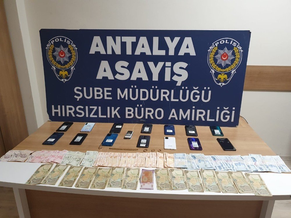 Çatıdan Girip Evi Talan Etti