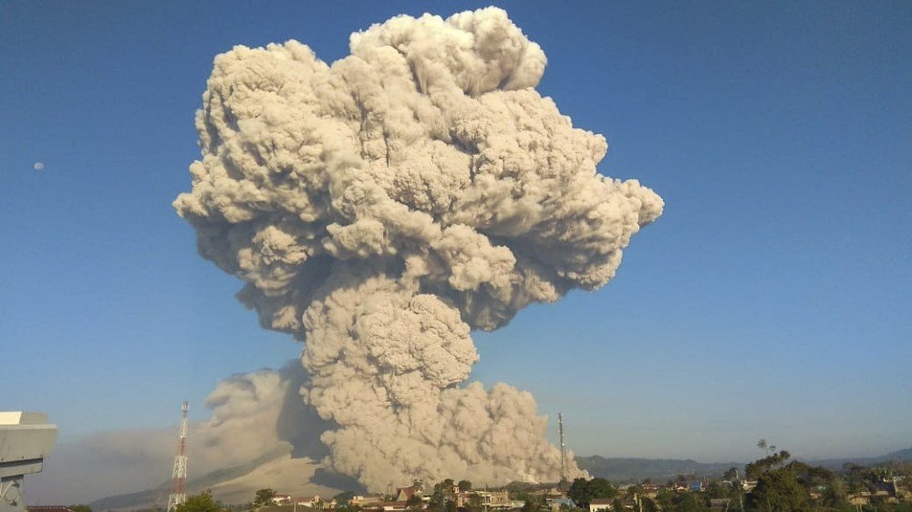 Endonezya’da Sinabung Yanardağı’nda Patlama
