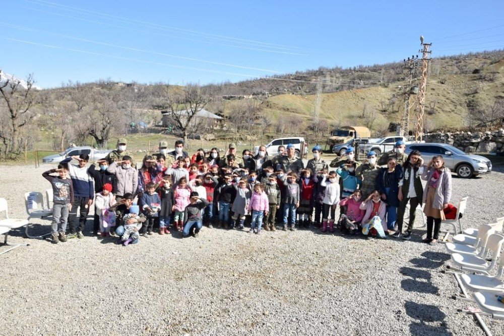 Mehmetçikten Hakkari’deki İlkokul Öğrencilerine Ziyaret
