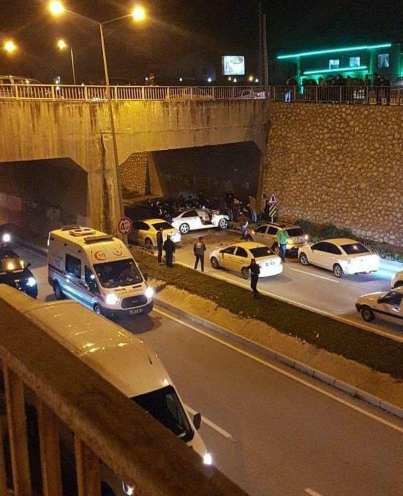 Hatay’da Araç Beton Bloğa Çarptı: 2 Ağır Yaralı