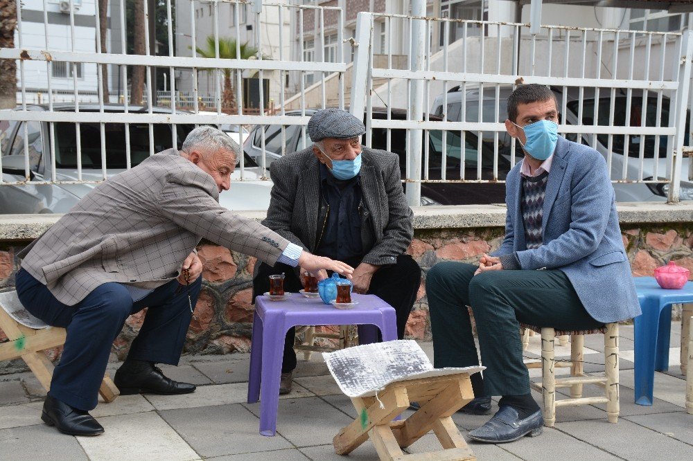 Kısıtlamalar Kalktı, Esnaf İş Yerini Temizleyip Müşteri Almaya Başladı