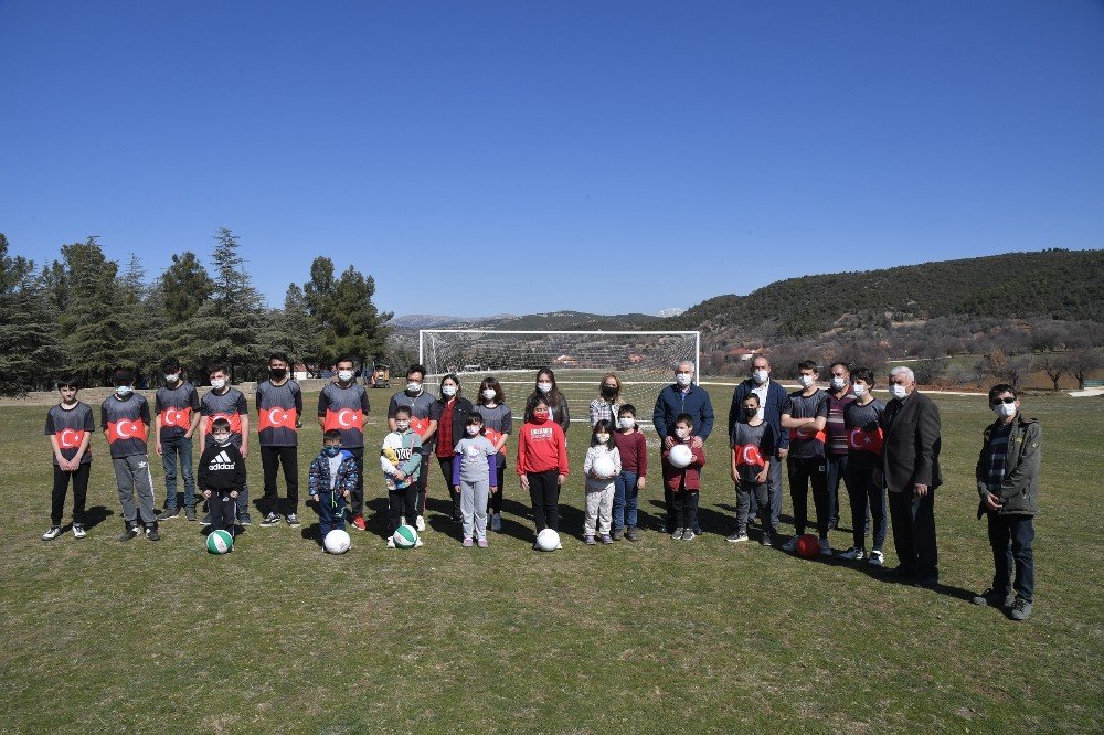Isparta’da Kozluca Köyüne Futbol Sahası Ve Oyun Parkı Kuruldu