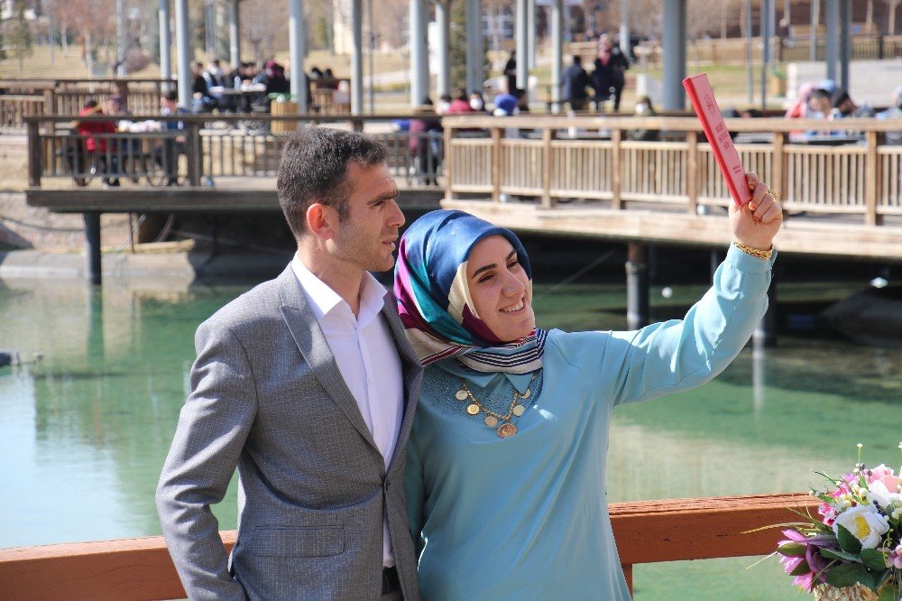 Normalleşme Sürecinin İlk Gününde Çiftlerin Nikah Sevinci